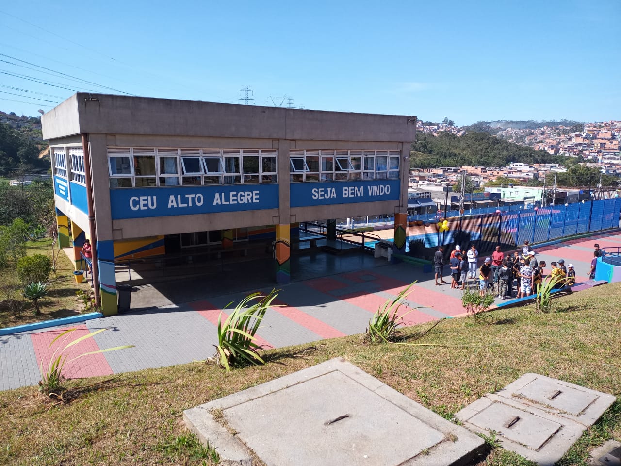 Grande prédio com janelas e uma faixa azul no centro com os dizeres 